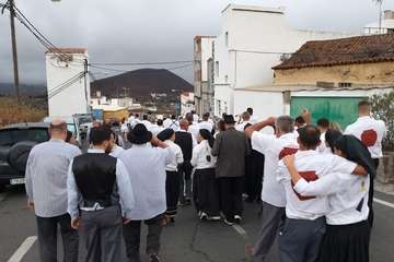 Una diana floreada prepara a Lomo Magullo para la Traída del Agua (Foto Francisco Javier Santana y José Florido)